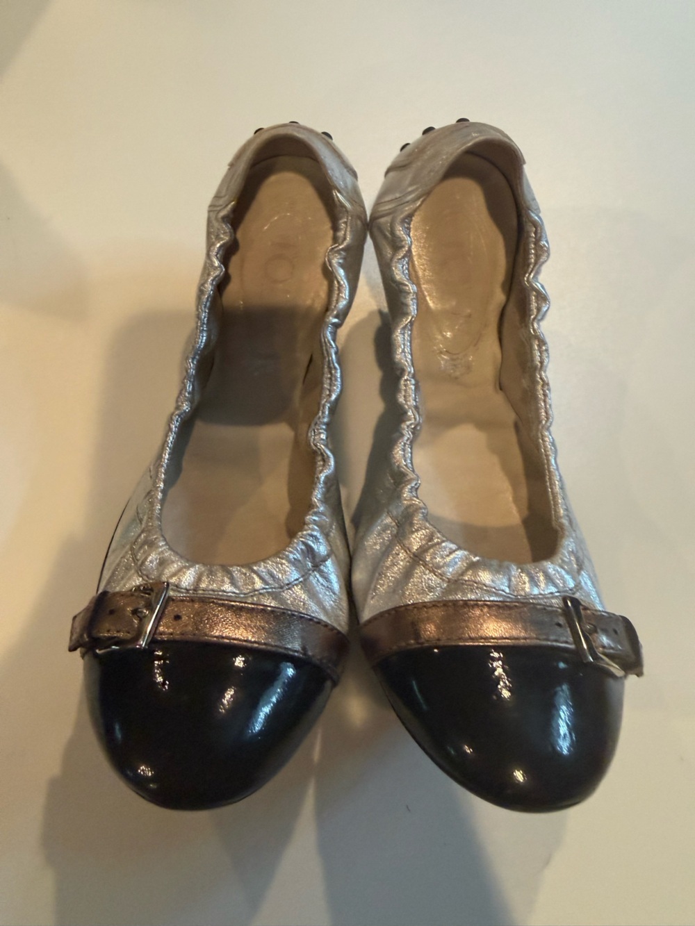 Women’s Tod’s Metallic Silver Ballet Flats with Black Cap Toe size 6 - Picture 2 of 9